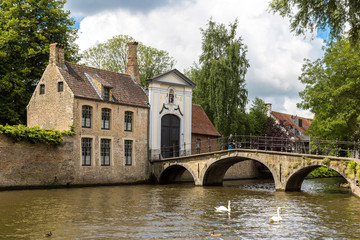 Fototapeta na wymiar Houses along the canal in Bruges