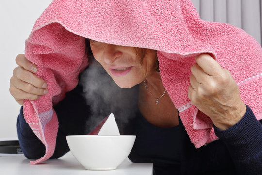 femme senior faisant une inhalation