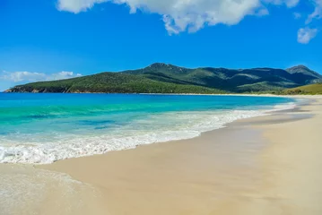 Fototapete Whitehaven Beach, Whitsundays-Insel, Australien Malerisches Panorama des abgelegenen australischen Strandes mit unberührtem weißem Sand in der Wineglass Bay, Freycinet National Park, Tasmanien