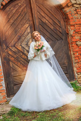 Obraz premium caucasian happy romantic young couple celebrating their marriage
