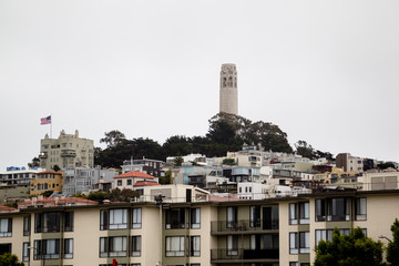Blick auf den Coit Tower auf Telegraph Hill in San Francisco, Kalifornien, USA, an einem bewölkten Tag.