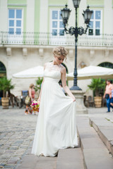 Obraz premium Beautiful bride with bouquet before wedding ceremony