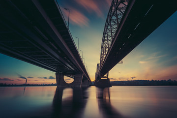 Ponts sur la rivière Dniepr. Heure du coucher du soleil. Kiev. Ukraine.