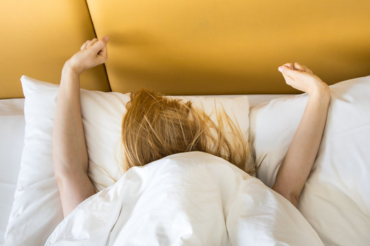 Frau Bett aufstehen wecken strecken