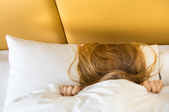 Frau Bett aufstehen wecken strecken
