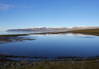 Am Ísafjarðardjúp mit Blick auf den Drangajökull in Island