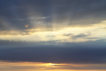 Obraz premium Promienie słoneczne przedostają się przez chmurę, zbliżenie