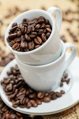 Kaffeebohnen in Espresso Tassen