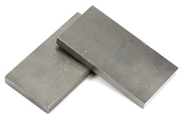 Titanbarren isoliert auf weißem Hintergrund
