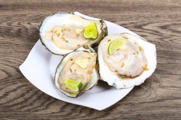 Raw oysters with lime