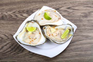 Raw oysters with lime