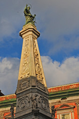 Napoli, la colonna di piazza San Domenico