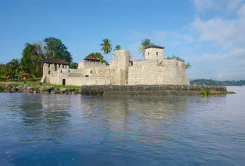 Spanish colonial fort, the Castillo de San Felipe de Lara  on Rio Dulce in Guatemalan city Livingstone
 - obrazy, fototapety, plakaty