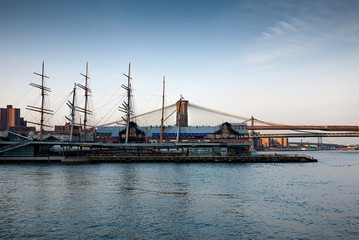 Obraz premium South Street Seaport, Pier 17, in lower Manhattan in the early evening