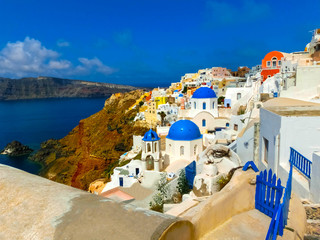 Fototapeta premium Widok na morze z miejscowości Oia na wyspie Santorini w Grecji