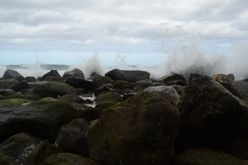 Olas rompiendo contra las rocas