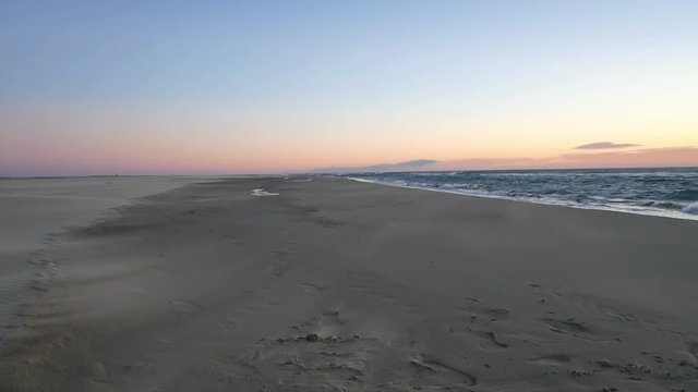 le sable d'une plage d&eacute;serte sous l'effet du vent