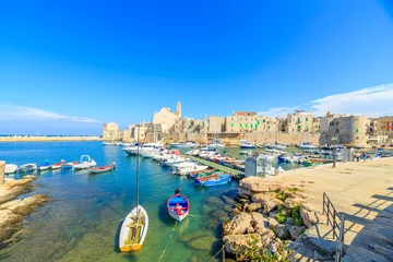 Abwaschbare Fototapete Stadt am Wasser Fischerboote im kleinen Hafen Giovinazzo in der Nähe von Bari, Apulien, Italien
