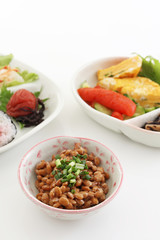 日本伝統料理の梅干しと納豆および明太子