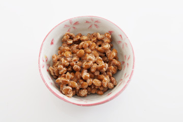 小皿に入れた納豆