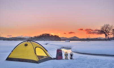雪原のキャンプ風景