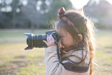 写真を撮る女の子