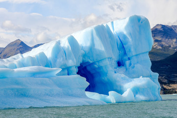 icebergs in tne Argentina Lake
