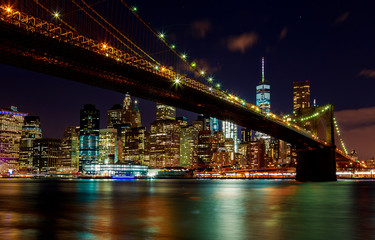 Fototapeta na wymiar Brooklyn Bridge at dusk viewed from the Park in New York City.