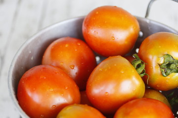 籠の中のトマト