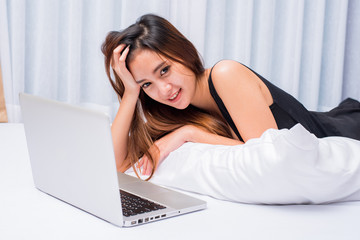 woman and laptop on bed, woman and notebook on bed, woman and computer