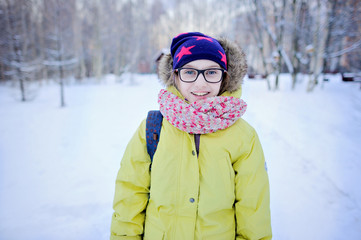 Fototapeta na wymiar Kid girl in winter park