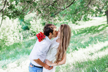 Naklejka premium happy couple in love kissing