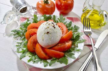 Mozzarella con pomodori e rucola