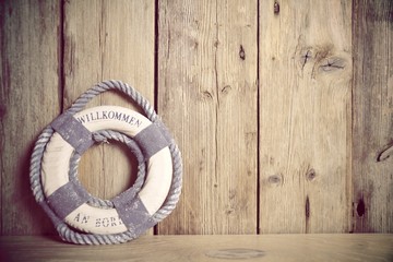 Maritimer Hintergrund - Rettungsring mit Text