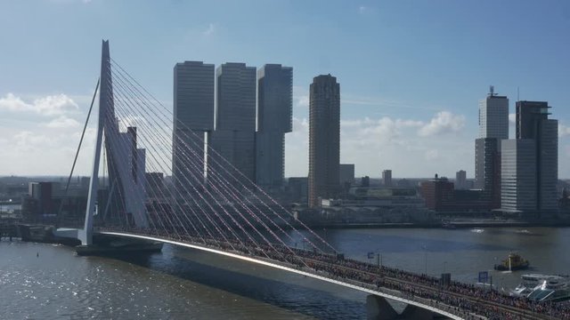 Marathon van Rotterdam op de Erasmusbrug