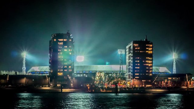 Voetbal stadion Kuip avond lichtmasten Rotterdam