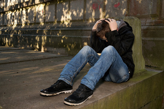 adolescent enfant triste pleure ext&eacute;rieur