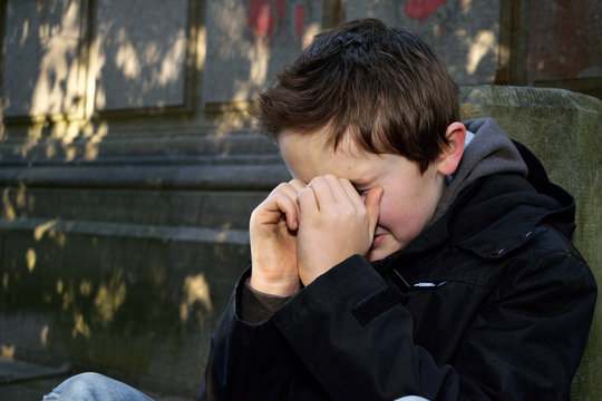 adolescent enfant triste pleure ext&eacute;rieur
