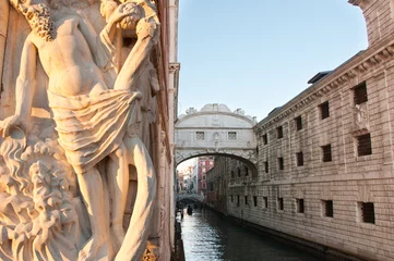 Papier Peint photo Pont des Soupirs Bridge of Sighs and artistic sculpture in Venice, Italy.