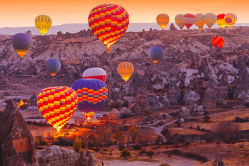 Obraz premium Scenic wibrujący widok balonów lotu w dolinie Kapadocji ws