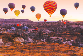 Naklejka premium Scenic vibrant view of balloons flight in Cappadocia valley in s