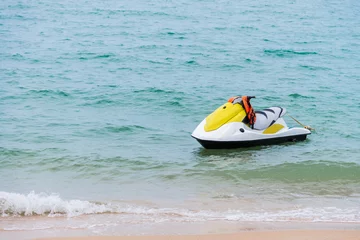 Crédence de cuisine en verre imprimé Sports nautique Jet ski jaune et blanc flottant sur la mer bleue, l& 39 océan tropical, pa