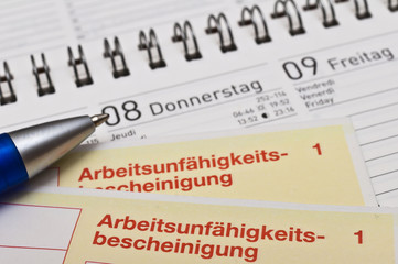 Krankenscheine mit Kalender und Kugelschreiber