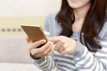 Fototapeta premium スマートフォンを持つ女性