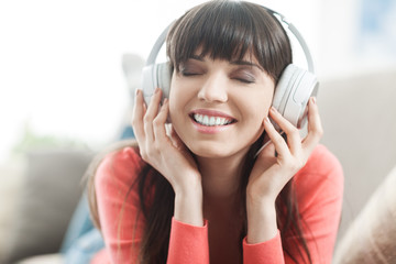 Naklejka premium Young woman listening to music