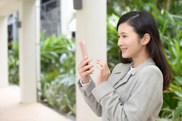スマートフォンを持つ女性