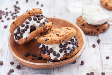 Obraz na płótnie Canvas Chocolate Chip Ice Cream Cookie Sandwiches