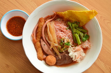 rice vermicelli with shrimp ball and crispy squid in red soup