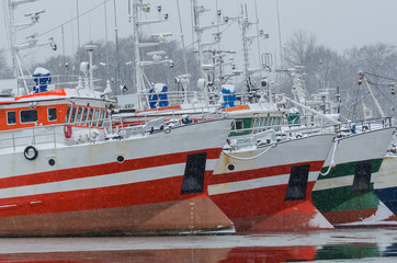 FISHING BOAT - IT'S SNOWING ON WINTER PORT © Wojciech Wrzesień