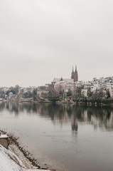 Naklejka premium Basel, Stadt, Altstadt, Grossbasel, Basel-Stadt, Rhein, Rheinufer, Münster, Kirche, Pfalz, Uferweg, Spazierweg, Winter, Schweiz